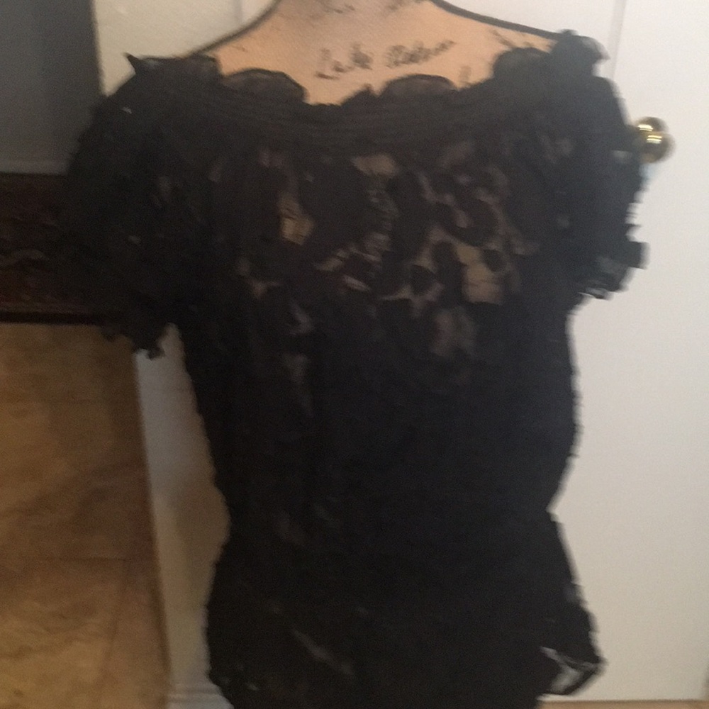 Black Lace top can be worm of the Shoulders